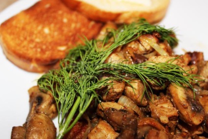 A sültek gombák (gombák) Grillezett hús gombával