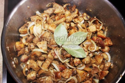 Sült hús és gombák (grillezett hús és gombával recept) Grillezett hús gombával
