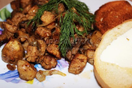A sültek gombák (gombák sültek) Grillezett hús gombával