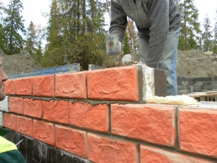 Blocks szigeteléssel és egy néző fal építőelem szerkezete
