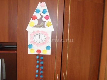 Cuckoo Clock papírból saját kezűleg a gyerekek számára (a szerző) Cuckoo Clock papírból saját kezűleg a gyermekek számára