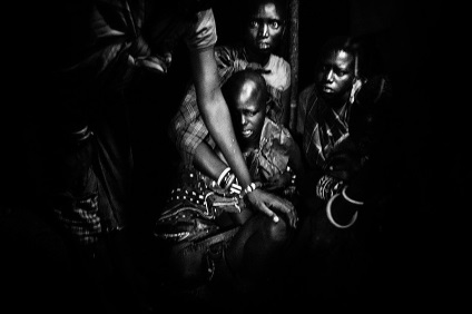 Finn fotós tanúja körülmetélés a két lány Kenyában, kykyryzo (kettő) Finn fotós tanúja körülmetélés a két lány Kenyában, kykyryzo
