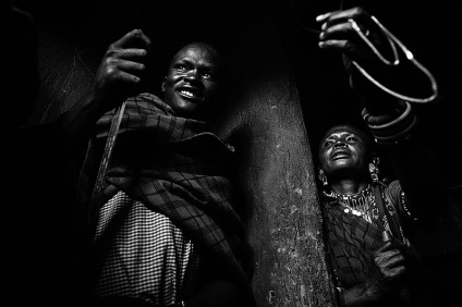 Finn fotós tanúja körülmetélés a két lány Kenyában, kykyryzo (fotós) Finn fotós tanúja körülmetélés a két lány Kenyában, kykyryzo