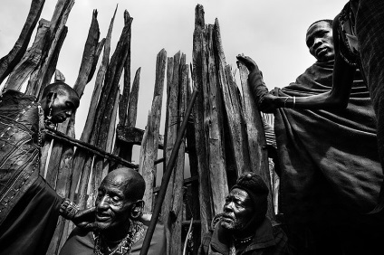 Finn fotós tanúja körülmetélés a két lány Kenyában, kykyryzo (lányok) Finn fotós tanúja körülmetélés a két lány Kenyában, kykyryzo