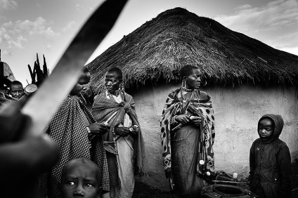 Finn fotós tanúja körülmetélés a két lány Kenyában, kykyryzo (lett) Finn fotós tanúja körülmetélés a két lány Kenyában, kykyryzo