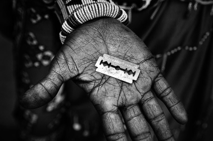 Finn fotós tanúja körülmetélés a két lány Kenyában, kykyryzo (lányok) Finn fotós tanúja körülmetélés a két lány Kenyában, kykyryzo