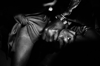 Finn fotós tanúja körülmetélés a két lány Kenyában, kykyryzo (kettő) Finn fotós tanúja körülmetélés a két lány Kenyában, kykyryzo