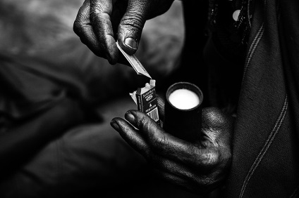 Finn fotós tanúja körülmetélés a két lány Kenyában, kykyryzo (kettő) Finn fotós tanúja körülmetélés a két lány Kenyában, kykyryzo