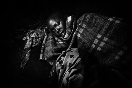 Finn fotós tanúja körülmetélés a két lány Kenyában, kykyryzo (körülmetélés) Finn fotós tanúja körülmetélés a két lány Kenyában, kykyryzo