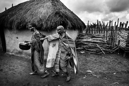 Finn fotós tanúja körülmetélés a két lány Kenyában, kykyryzo (fotós) Finn fotós tanúja körülmetélés a két lány Kenyában, kykyryzo