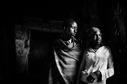 Finn fotós tanúja körülmetélés a két lány Kenyában, kykyryzo (lett) Finn fotós tanúja körülmetélés a két lány Kenyában, kykyryzo