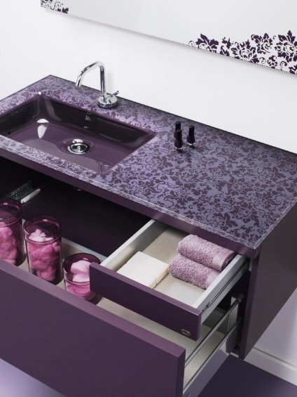 Lila fürdőszoba, szép kombinációk bézs, fehér, lila és szürke virágok