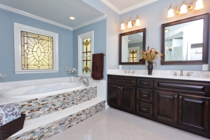 Kék fürdőszoba csempék és egyéb lakberendezési fehér és kék színben
