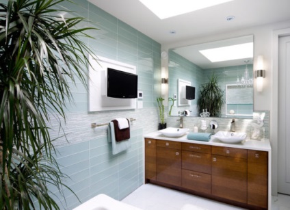 Kék fürdőszoba csempék és egyéb lakberendezési fehér és kék színben