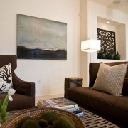 Nappali fülke dekoratív hornyok a falon a nappali