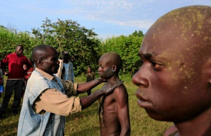 Ahogy a fiúk válnak a férfiak Kenya (15 fotó) - triniksi