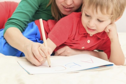 Hogyan kell tanítani a gyermeknek, hogyan kell tartani a tollat ​​6 egyszerű módszer