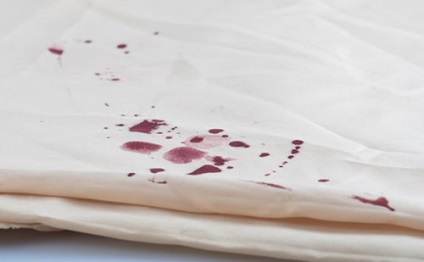 Hogyan mossa a vért a menstruáció, az ágynemű vagy ágynemű