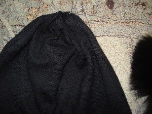 Hogyan kell varrni egy kalap egy régi pulóvert, egy fotó, hogy hogyan lehet egy kalap a kezében