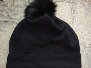 Hogyan kell varrni egy kalap egy régi pulóvert, egy fotó, hogy hogyan lehet egy kalap a kezében
