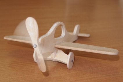 Hogyan készítsünk egy modell repülőgép készült lemez