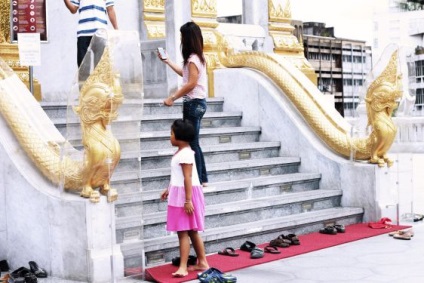 Hogyan kell viselkedni, és hogyan öltözködnek a templomban Thaiföld ruházat és viselkedési szabályokat templomaiban Thaiföld