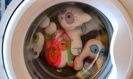 Hogyan mossa kitömött játékokat a mosógép, hogy tiszta otthon