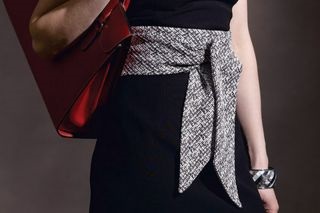 Hogyan válasszuk ki a ruhát öv (öv) Hogyan válasszuk ki a ruha öv