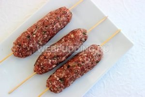 Kebab egy serpenyőben - lépésről lépésre recept fotókkal, hogyan kell főzni