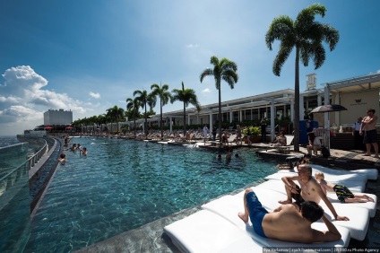 Hotel Marina Bay Sands Szingapúrban medence szélén a mélységbe, fotó hírek