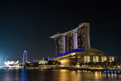 Hotel Marina Bay Sands Szingapúrban medence szélén a mélységbe, fotó hírek