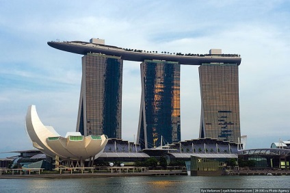 Hotel Marina Bay Sands Szingapúrban medence szélén a mélységbe, fotó hírek