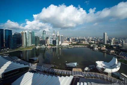 Hotel Marina Bay Sands Szingapúrban medence szélén a mélységbe, fotó hírek