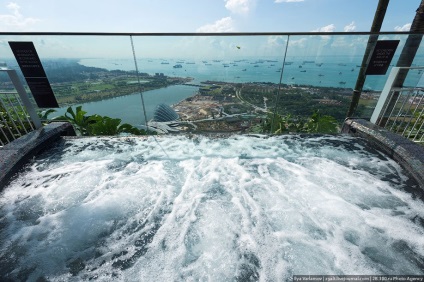 Hotel Marina Bay Sands Szingapúrban medence szélén a mélységbe, fotó hírek