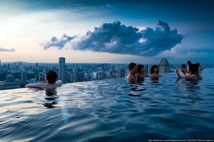 Hotel Marina Bay Sands Szingapúrban medence szélén a mélységbe, fotó hírek