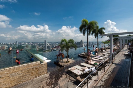 Hotel Marina Bay Sands Szingapúrban medence szélén a mélységbe, fotó hírek