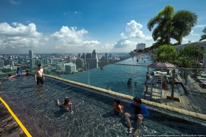 Hotel Marina Bay Sands Szingapúrban medence szélén a mélységbe, fotó hírek