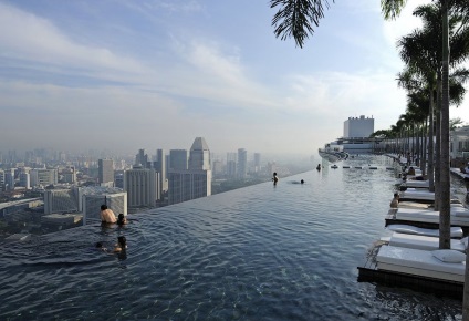 Hotel Marina Bay Sands Szingapúrban medence szélén a mélységbe, fotó hírek