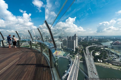 Hotel Marina Bay Sands Szingapúrban medence szélén a mélységbe, fotó hírek