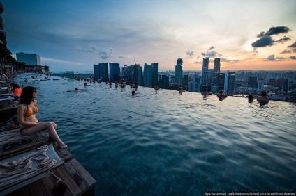 Hotel Marina Bay Sands Szingapúrban medence szélén a mélységbe, fotó hírek