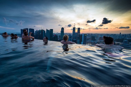 Hotel Marina Bay Sands Szingapúrban medence szélén a mélységbe, fotó hírek