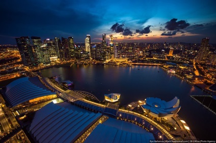 Hotel Marina Bay Sands Szingapúrban medence szélén a mélységbe, fotó hírek