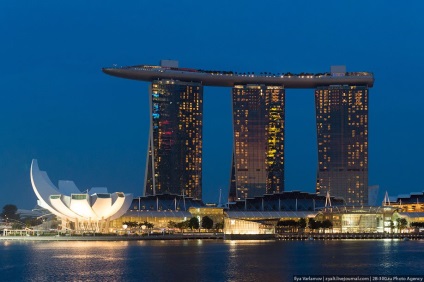 Hotel Marina Bay Sands Szingapúrban medence szélén a mélységbe, fotó hírek