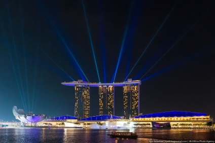 Hotel Marina Bay Sands Szingapúrban medence szélén a mélységbe, fotó hírek