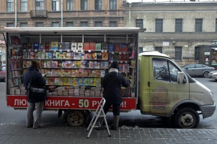 Nyitva felugró mobil üzletben kerekeken