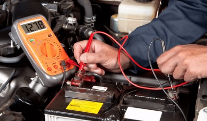 Miért van az akkumulátor nem tölthető fel a generátor az autóban