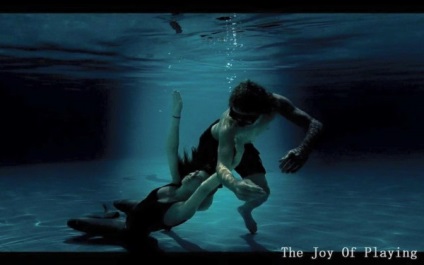 Zen Underwater tanítják táncolni vízben