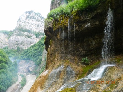A kirándulás Chegem vízesések (Small Chegem Falls) A kirándulás Chegem vízesések