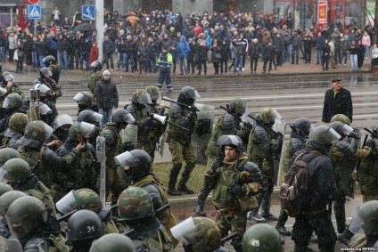 Protest március közepén a Minszk és tömeges visszatartások (fogva tartás) Tiltakozó felvonulás Minszk központjában és a tömeges őrizetbe vételek
