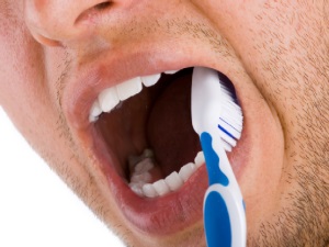 Блювотний рефлекс при чищенні зубів причини, що робити, якщо нудить
